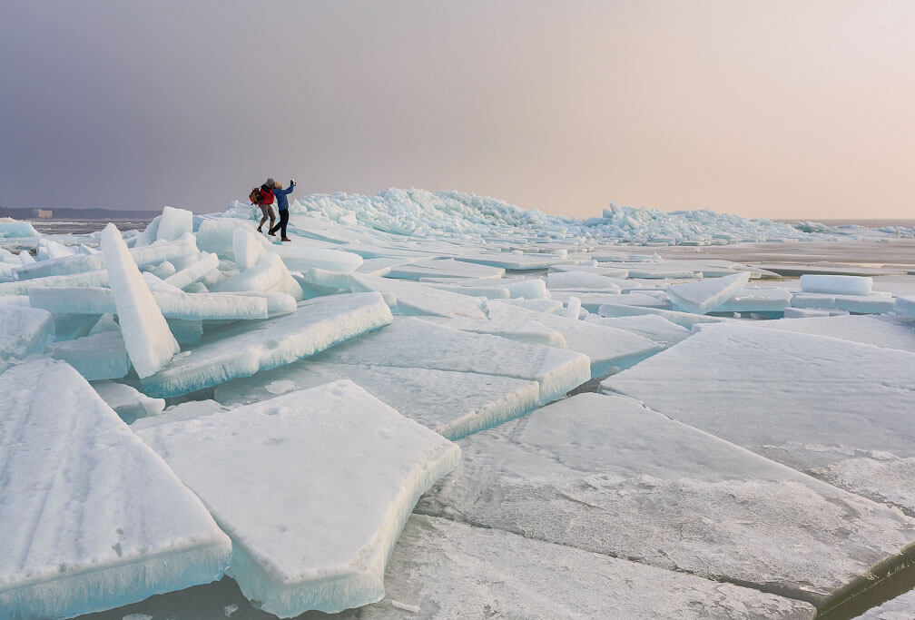 Fiinish-gulf-coast-St-Petersburg-ice-winter